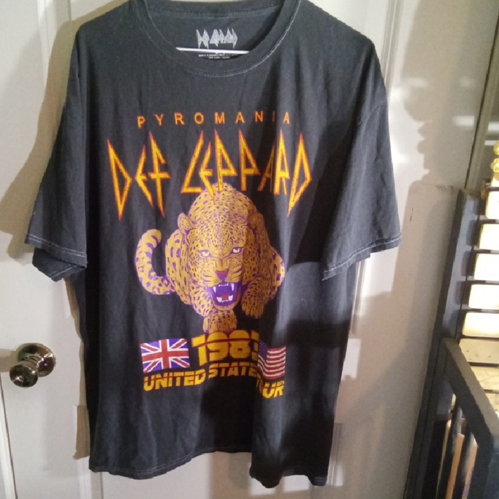 Rocker Unisex Black Short Sleeve Tee with Retro Def Leppard Graphic Sz L